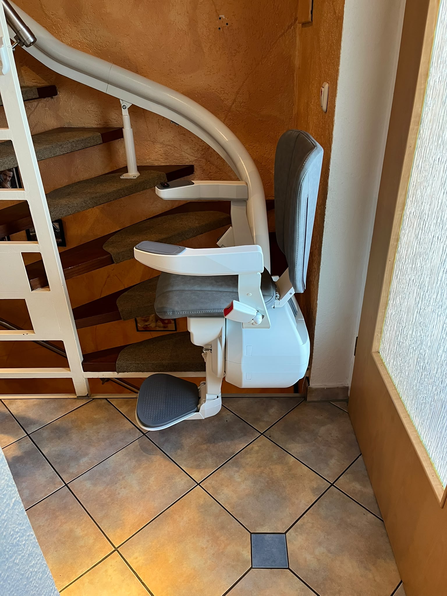Eingebauter Treppenlift bei Kunde